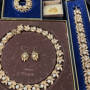 Vintage Avon Gold Leaves and Faux Pearl Jewelry Set